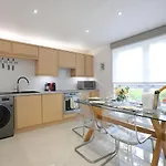 Spacious 4Br City Centre Apartment W/ Free Parking