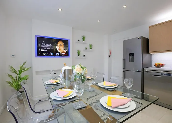 Spacious 4Br City Centre Apartment W/ Free Parking