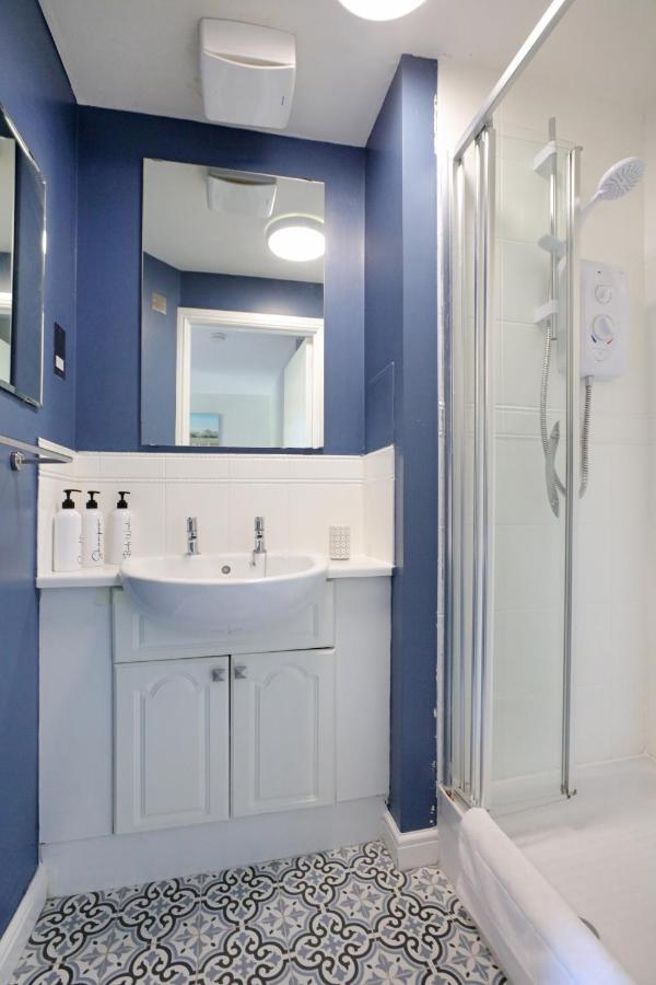 Spacious 4br City Centre W/ Free Parking Apartment