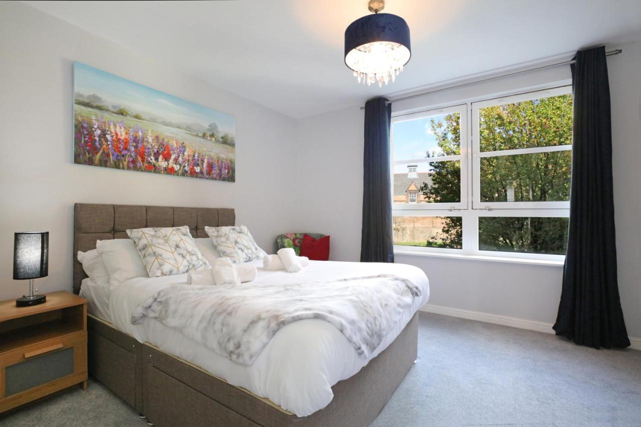 Spacious 4br Centre W/ Free Parking