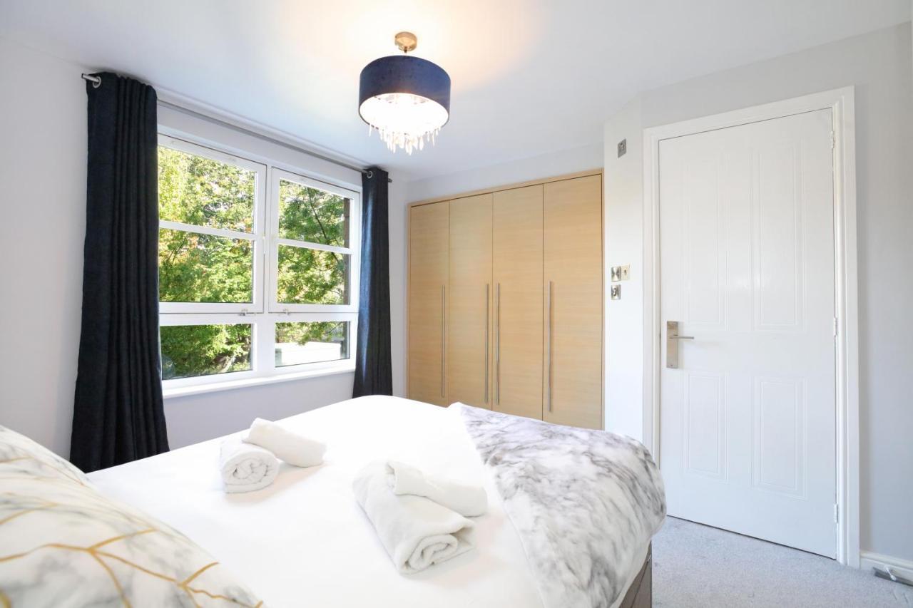 Spacious 4br City Centre W/ Free Parking Apartment