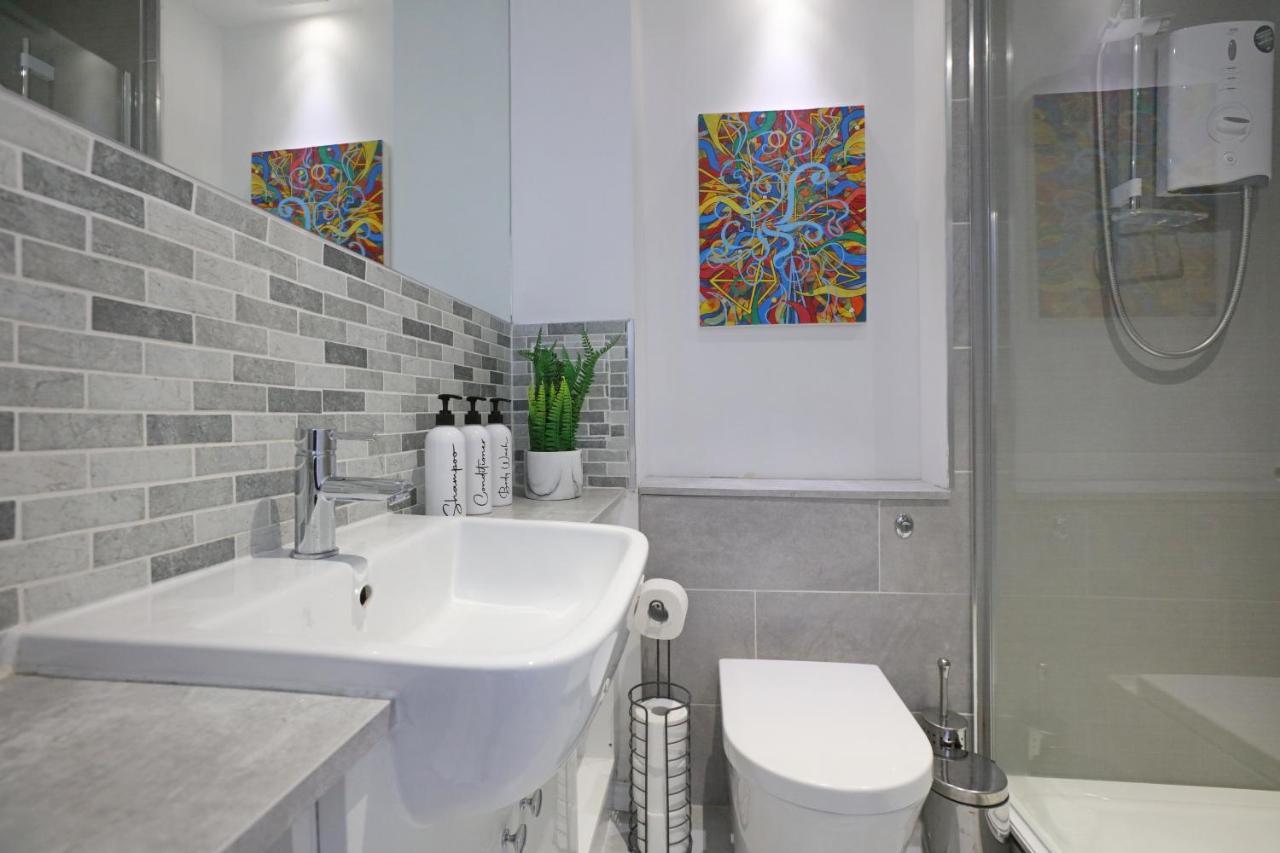 Spacious 4br City Centre W/ Free Parking Apartment