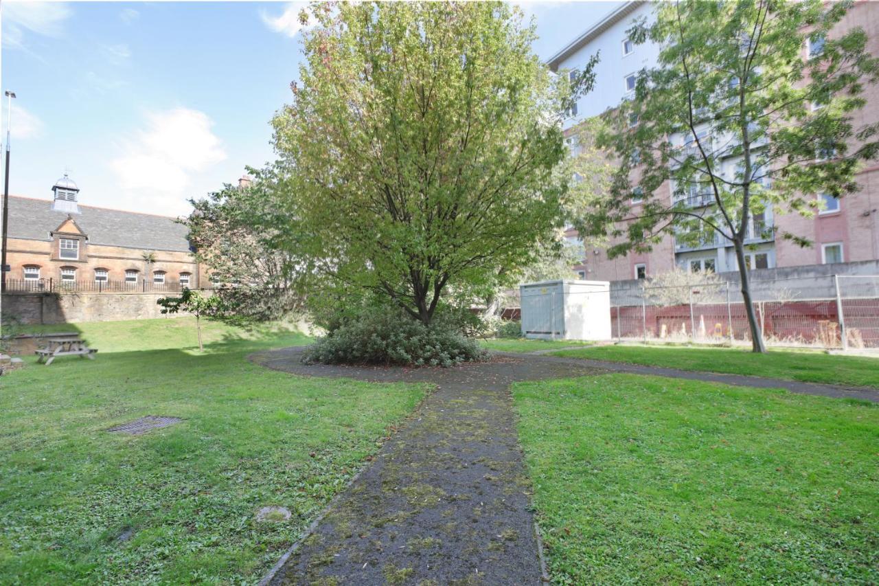 Spacious 4br City Centre W/ Free Parking Apartment
