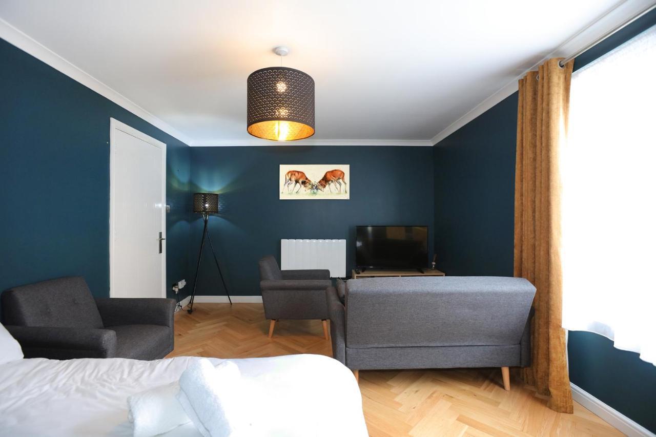 Spacious 4br City Centre W/ Free Parking Apartment *