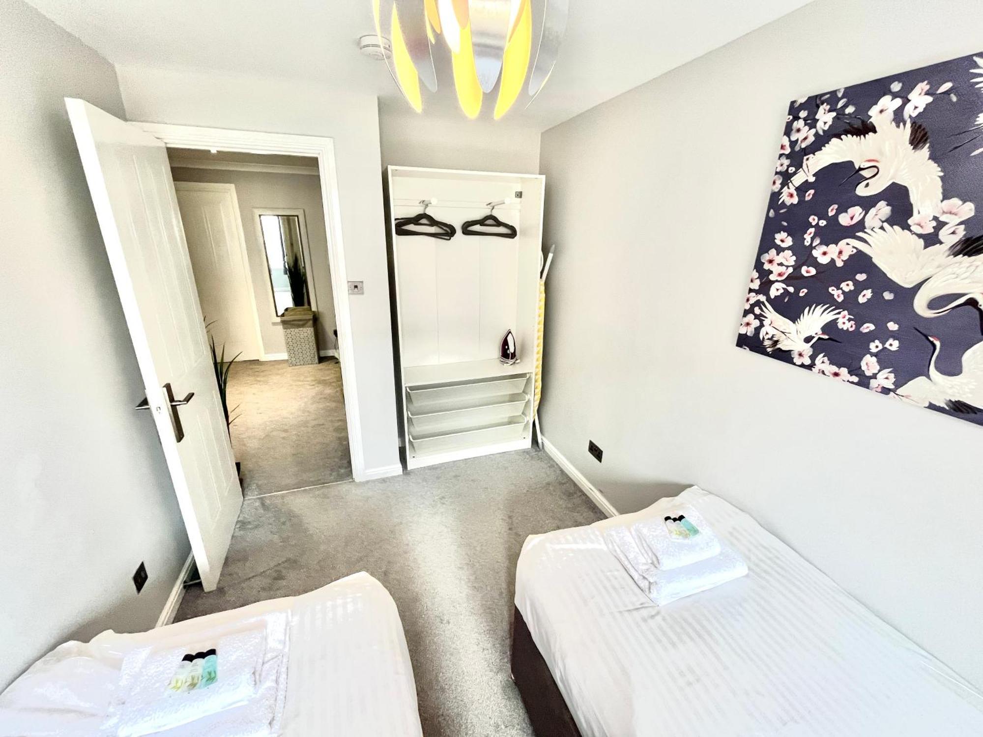 Spacious 4br City Centre W/ Free Parking Apartment