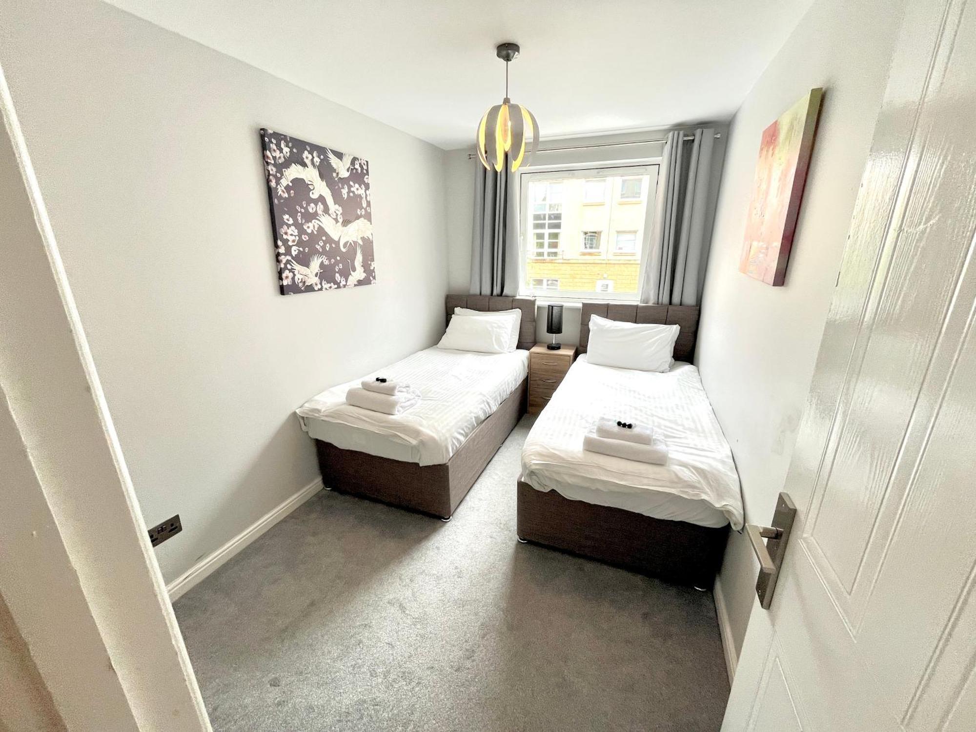 Spacious 4br Centre W/ Free Parking